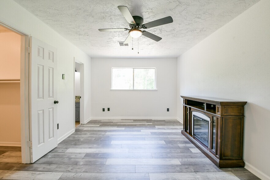 More Photos Of 33303 TX-249, Pinehurst Warehouse For Sale