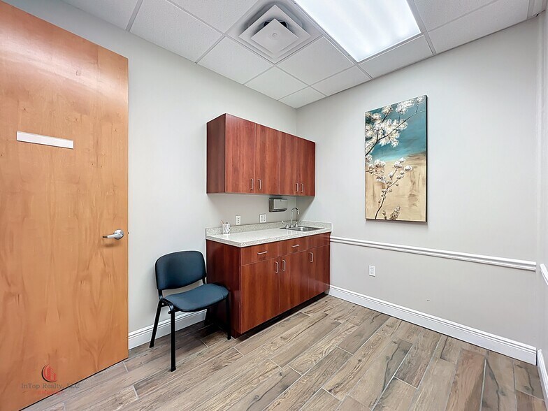 More Photos Of 1507 S Hiawassee Rd, Orlando Medical For Lease