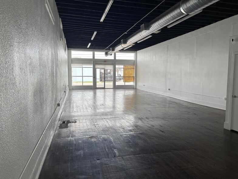 More Photos Of 1427 N Austin St, Seguin Flex For Lease