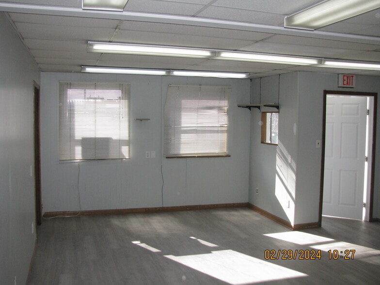 More Photos Of 172 Cabot St, West Babylon Warehouse For Lease