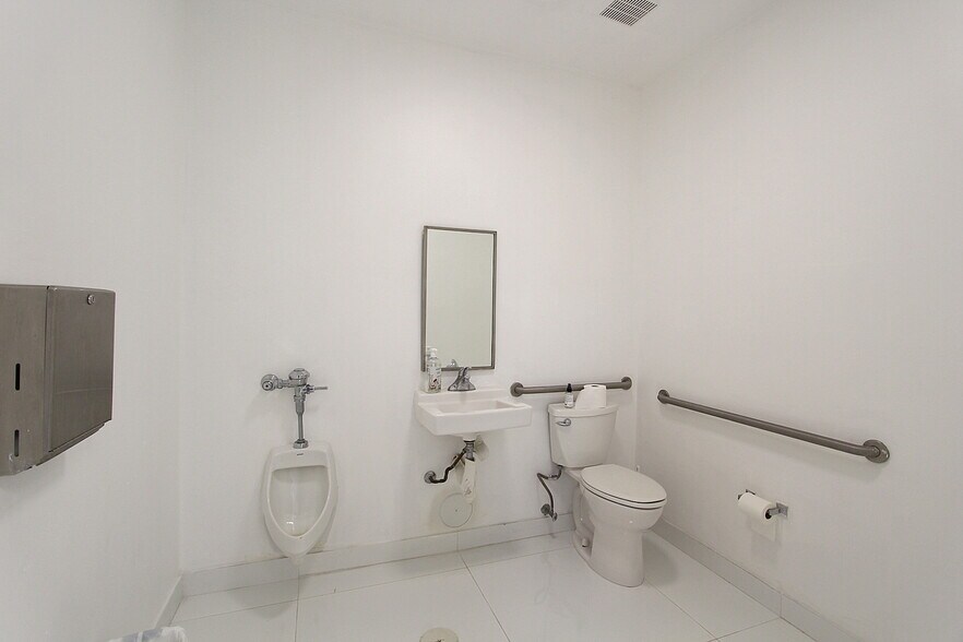 More Photos Of 2520 NW 97th Ave, Doral Showroom For Lease