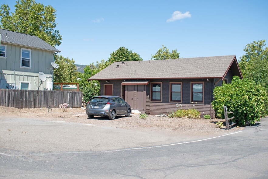 More Photos Of 119 Cloverdale Blvd, Cloverdale General Retail For Sale