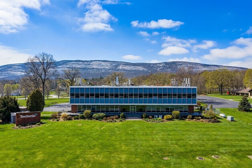 More Photos Of 70 Pleasant Hill Rd, New Windsor Township Office For Sale