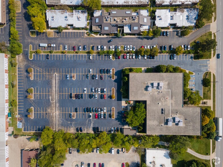 More Photos Of 3400 Dundee Rd, Northbrook Office For Lease