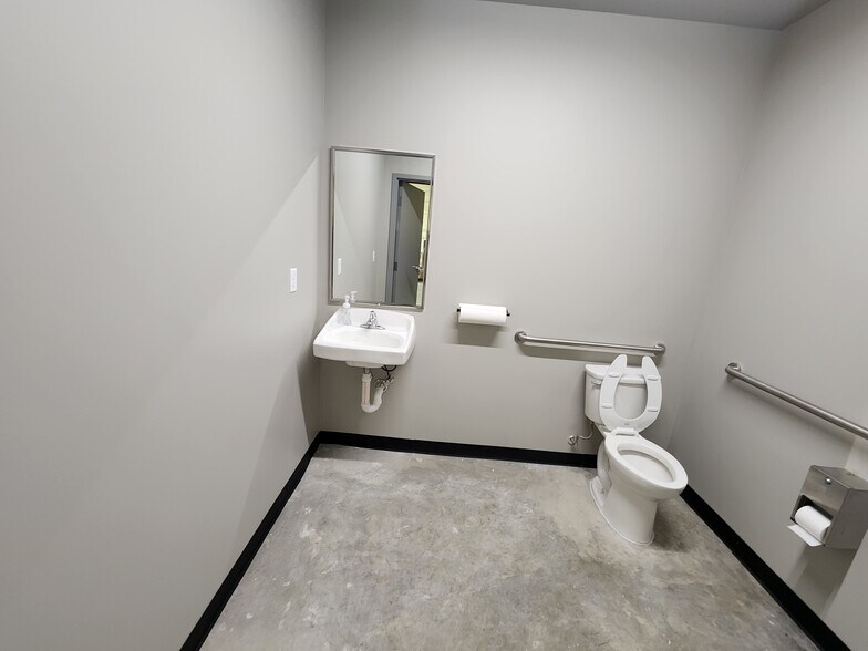 More Photos Of 475 Three Springs rd, Bowling Green Service For Lease