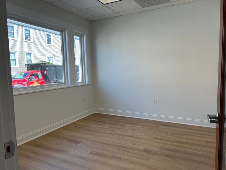 More Photos Of 20 Maplewood Ave, Gloucester Light Distribution For Lease