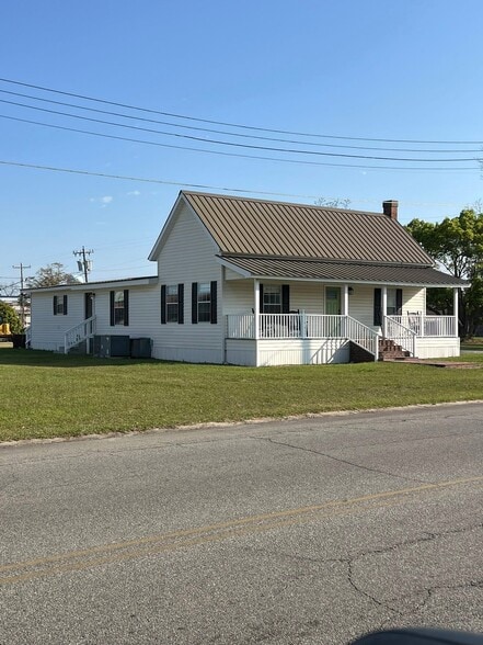 More Photos Of 400 W 5th St, Adel General Retail For Lease