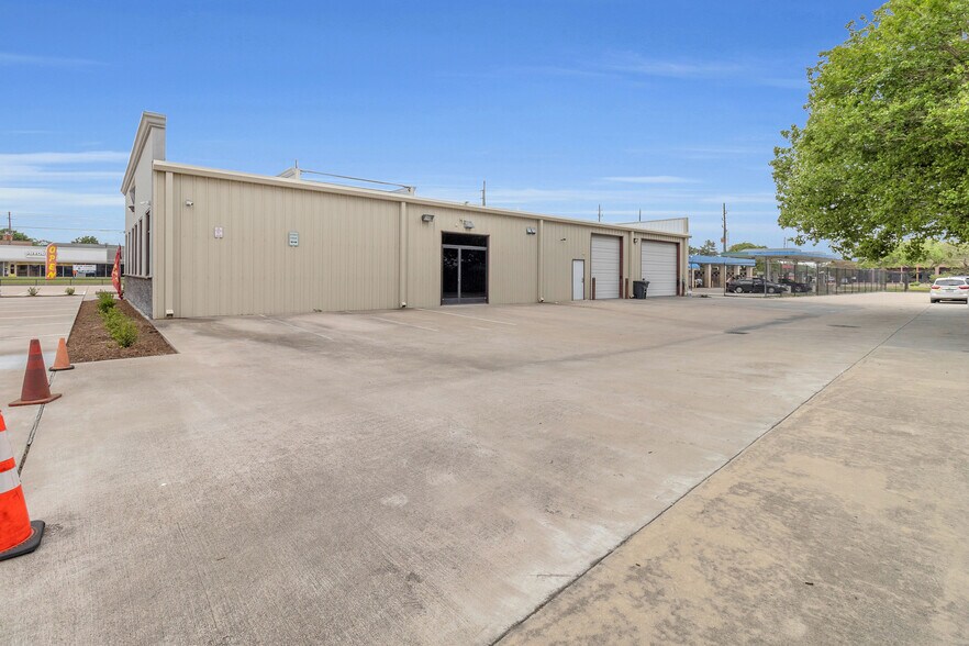 More Photos Of 11930 Bammel North Houston Rd, Houston Warehouse For Lease