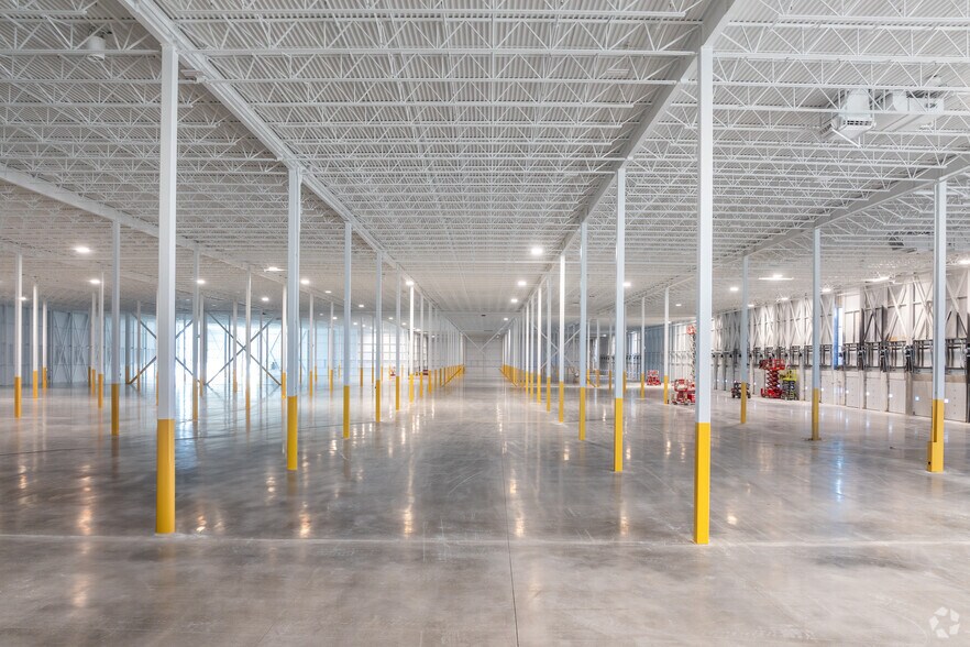 More Photos Of 4915 Rue Louis B Mayer, Laval Warehouse For Lease