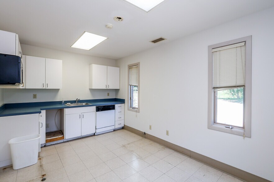 More Photos Of 1487 Belk Blvd, Oxford Office For Sale