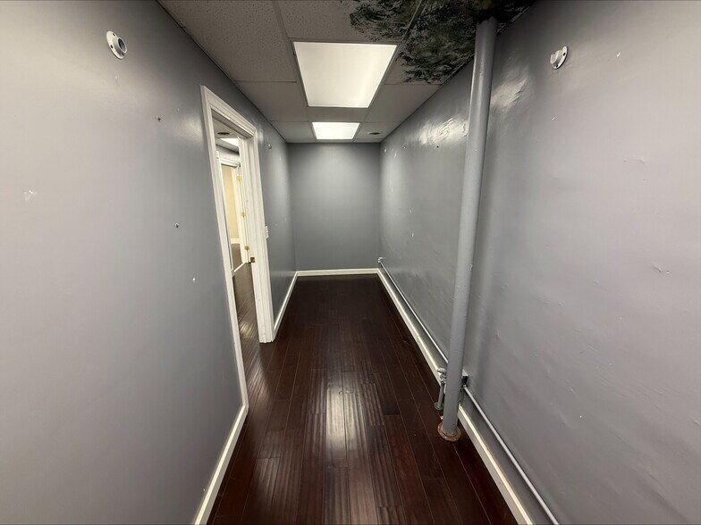 More Photos Of 216 S Main St, Monmouth Office For Lease