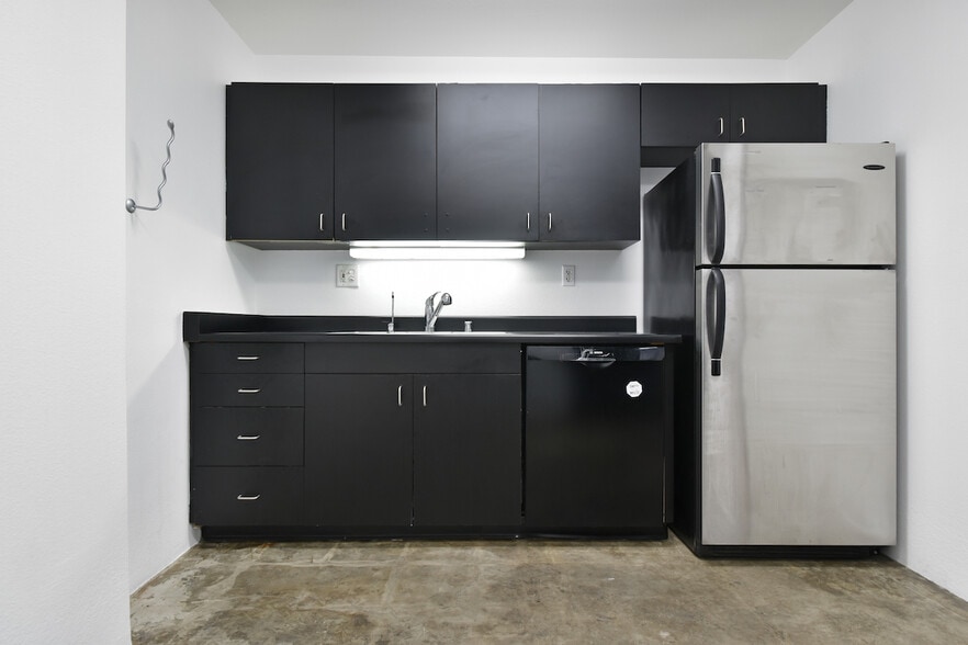 More Photos Of 1738-1740 Cordova St, Los Angeles Showroom For Lease