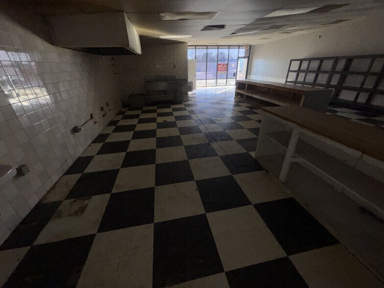 More Photos Of 5210 Pleasant View Rd, Memphis Showroom For Lease