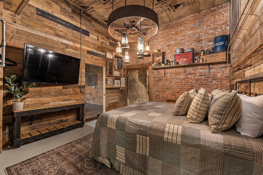 More Photos Of 120 S 3rd St, Victor Restaurant For Sale