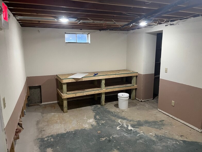 More Photos Of 4203 Beltline Hwy, Madison Showroom For Lease