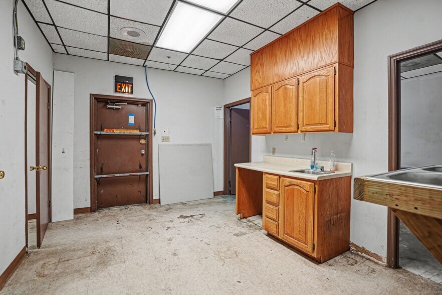 More Photos Of 3021 E Victory Dr, Savannah Office For Sale