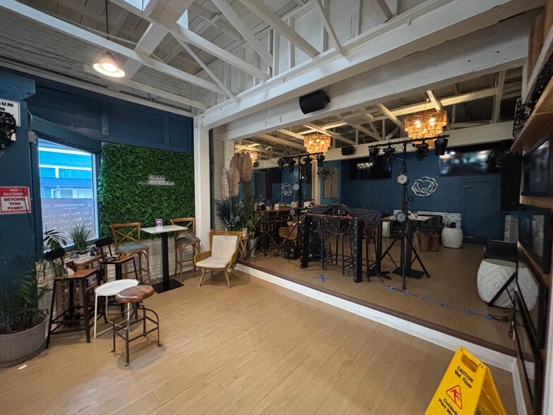 More Photos Of 301-309 Pier View Way, Oceanside Bar For Lease