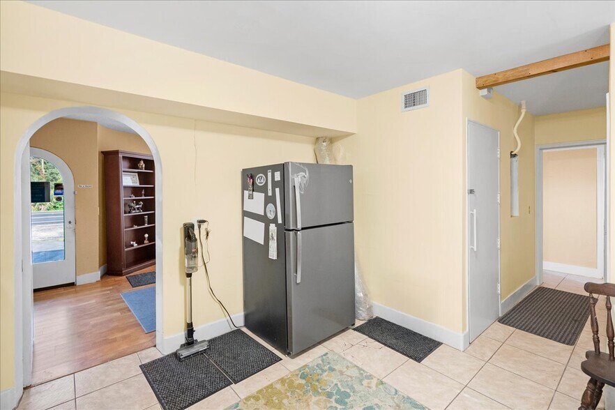 More Photos Of 15325 North Main St, Jacksonville Flex For Sale