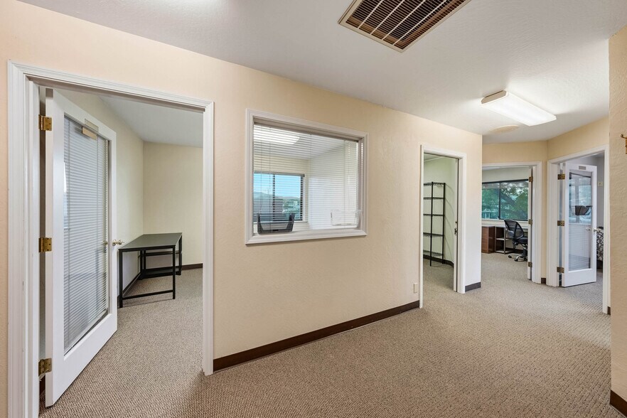 More Photos Of 735 SE 7th St, Grants Pass Office For Sale