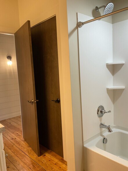 More Photos Of 112 1st St, Perrysville Flex For Lease