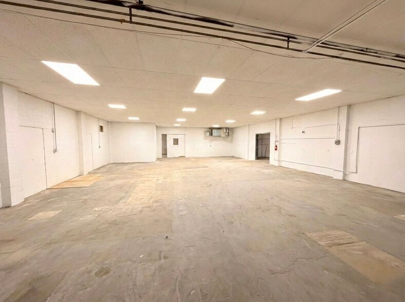 More Photos Of 1505 Southeastern Ave, Indianapolis Warehouse For Lease