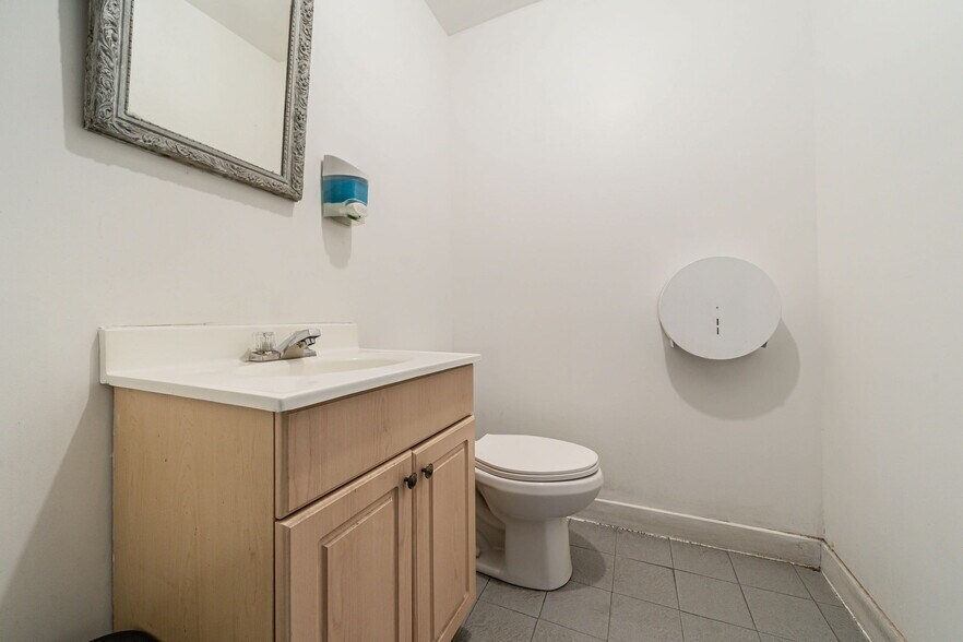 More Photos Of 465-485 Rue De Port-Royal O, Montréal Light Distribution For Lease