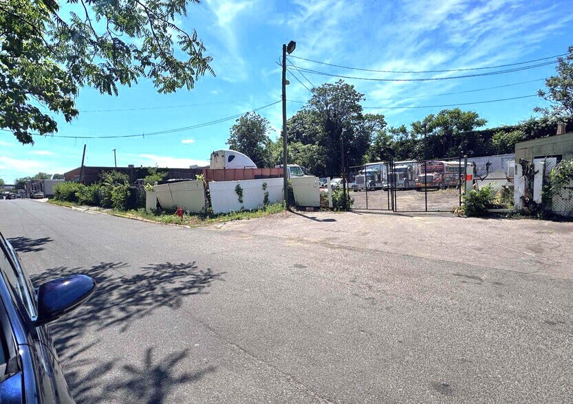More Photos Of 4414 Pennwood Rd, Brentwood Flex For Sale