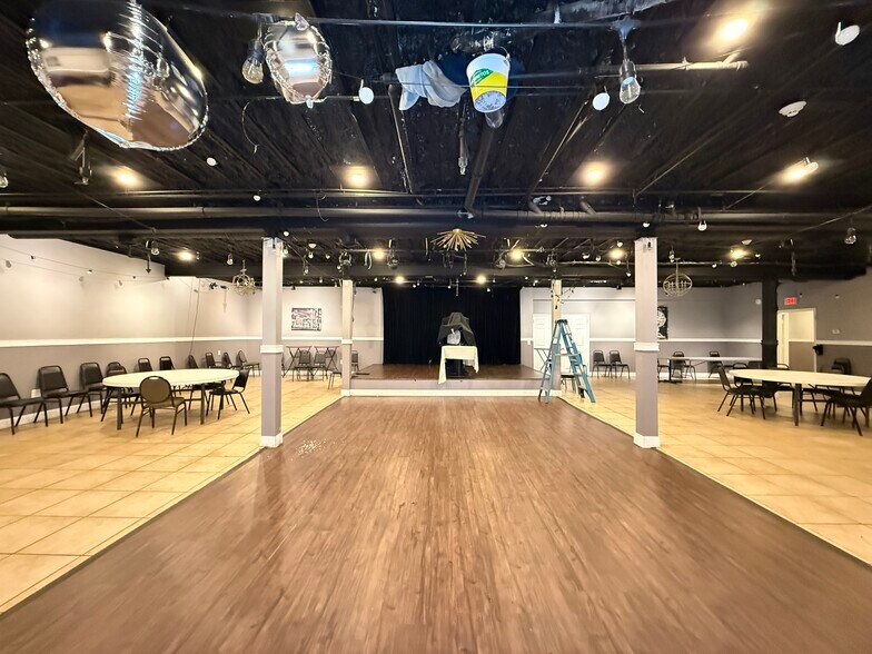 More Photos Of 7240-7286 Oswego Rd, Liverpool Restaurant For Sale