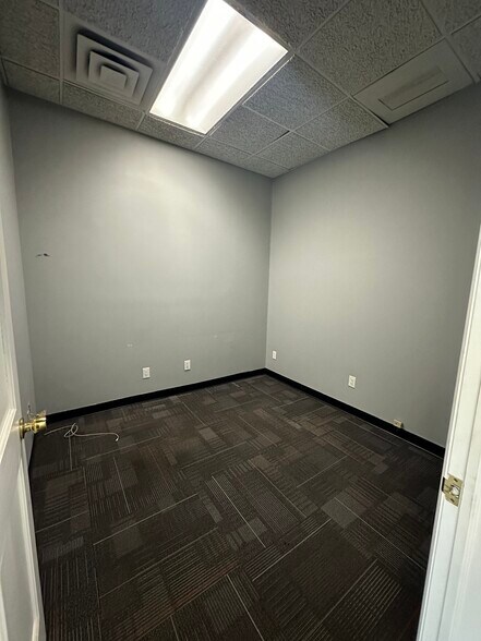 More Photos Of 10 Liberty St, Edison Warehouse For Lease