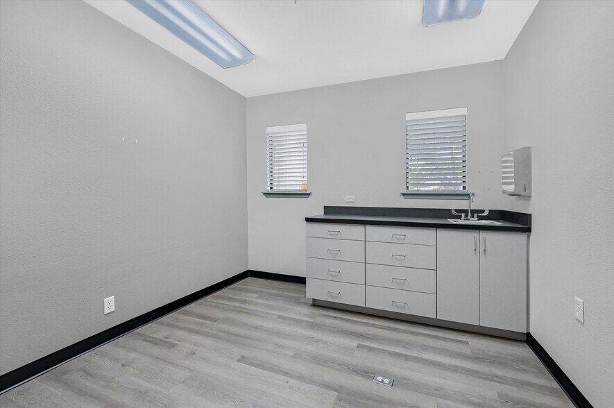 More Photos Of 815 Pecan Grove Rd E, Sherman Medical For Sale