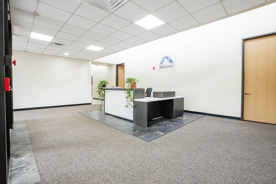 More Photos Of 10410 Corporate Dr, Sugar Land Research And Development For Lease