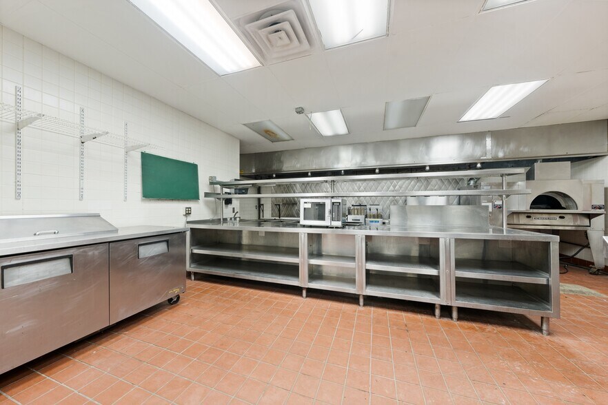 More Photos Of 1530 Cleveland Rd, Sandusky Hotel For Sale