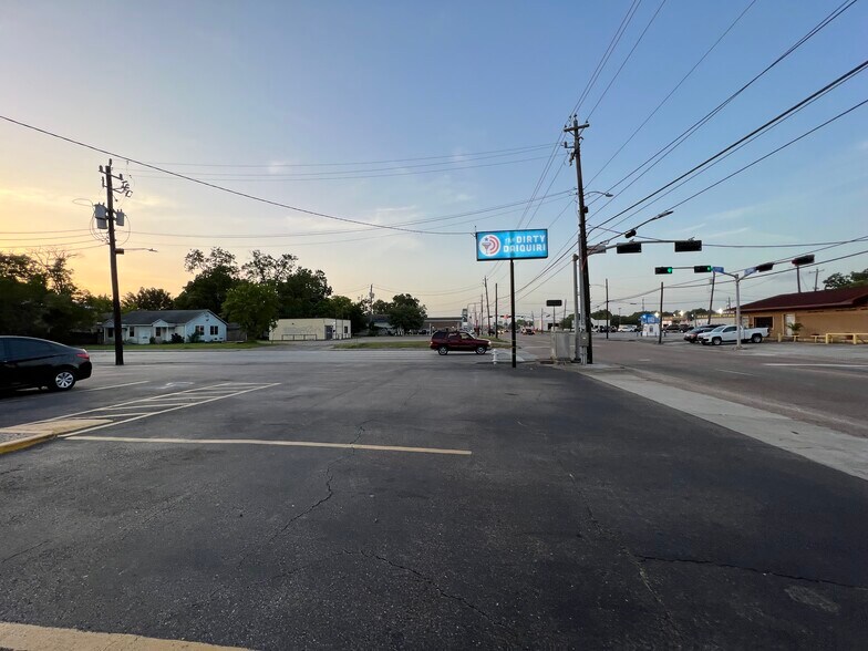 More Photos Of 2007 N Main St, Baytown General Retail For Sale