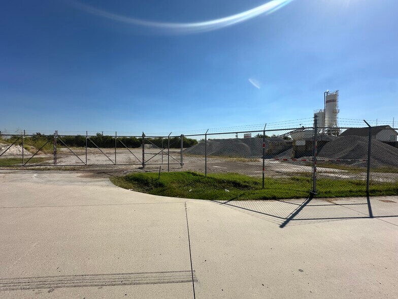 More Photos Of 2901 Highway 114, Fort Worth Truck Terminal For Lease