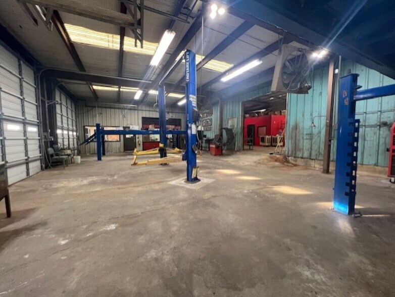 More Photos Of 1914 Cypress St, West Monroe Service For Sale