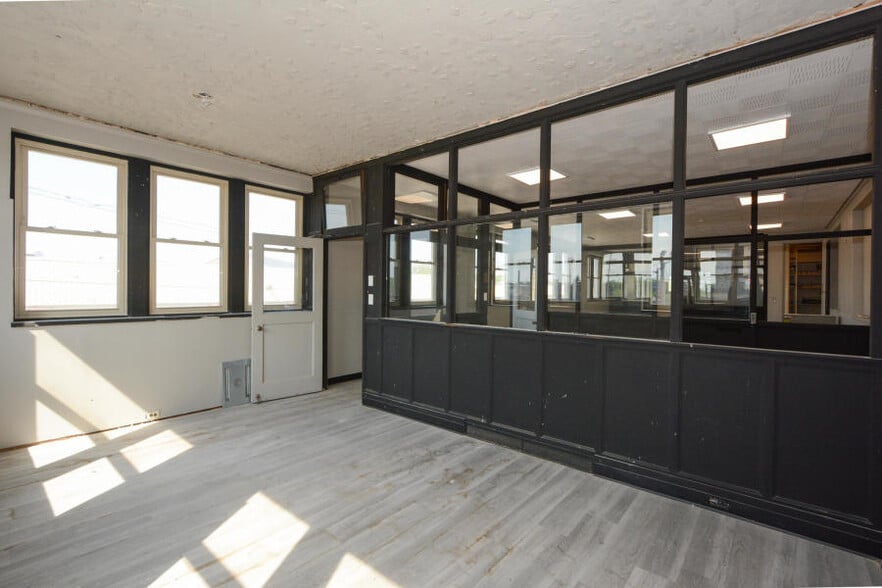More Photos Of 3258 W Fond Du Lac Ave, Milwaukee Manufacturing For Lease