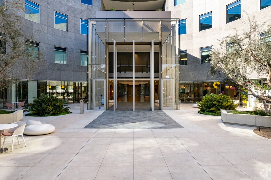 More Photos Of 407 N Maple Dr, Beverly Hills Coworking Space