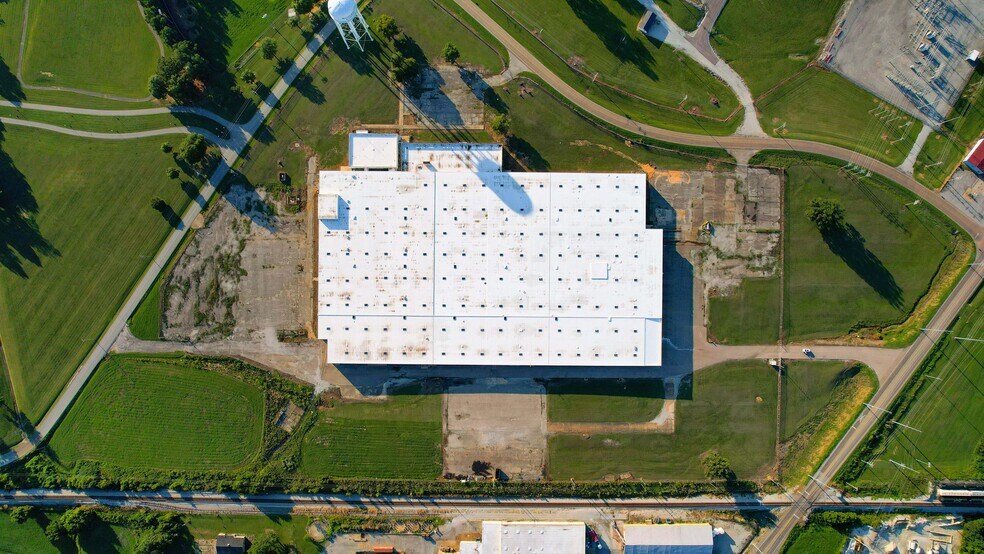 More Photos Of 2000 Tamm St, Brownsville Manufacturing For Lease