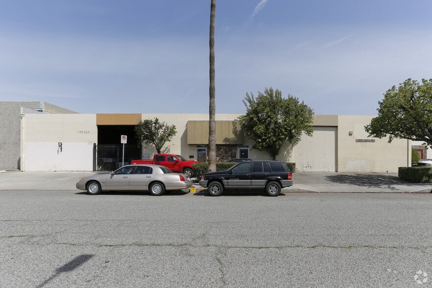 More Photos Of 14921-14925 Calvert St, Van Nuys Manufacturing For Lease