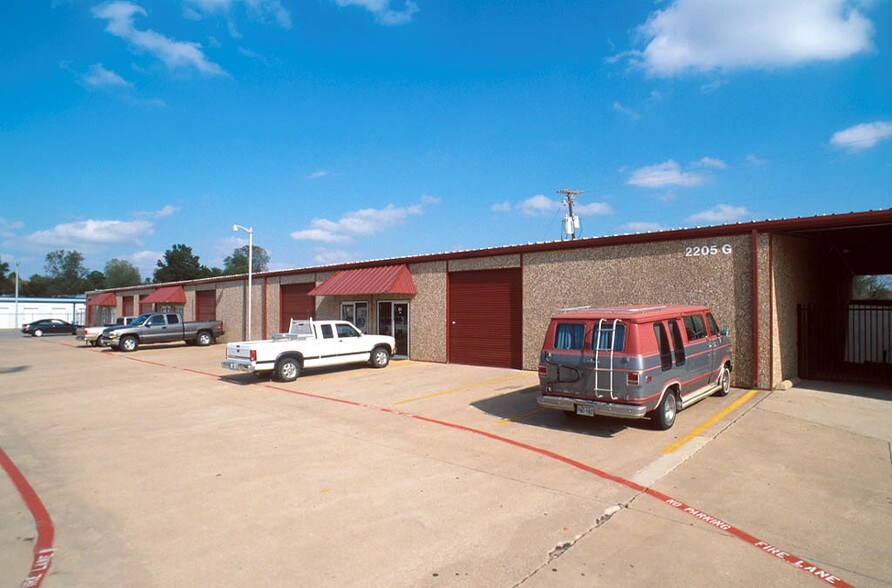 More Photos Of 2205 W Division St, Arlington Light Manufacturing For Lease