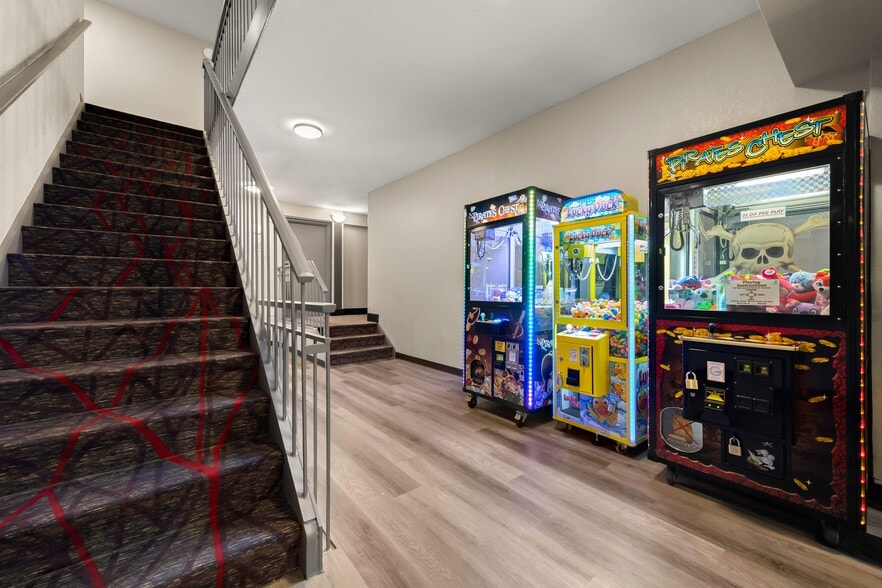 More Photos Of 70 N Stevens St, Rhinelander Hotel For Sale