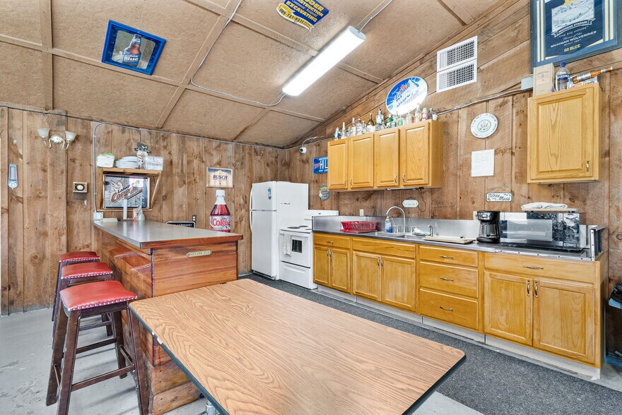 More Photos Of 10422 Cadillac Hwy, Thompsonville Hotel For Sale