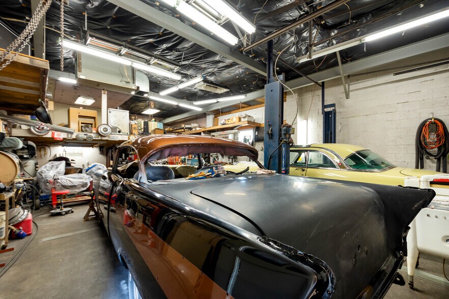 More Photos Of 1516 Pine Way, Coraopolis Showroom For Sale