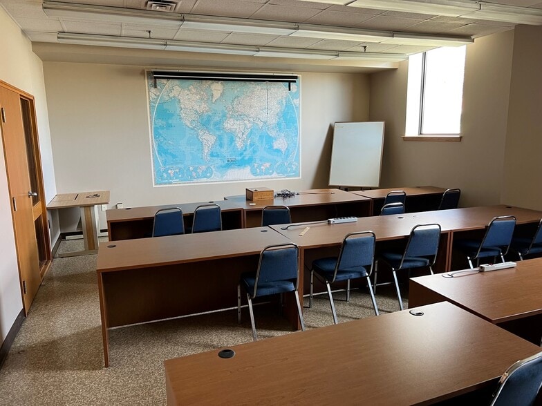 More Photos Of 390 Second Av W, Simcoe Warehouse For Lease