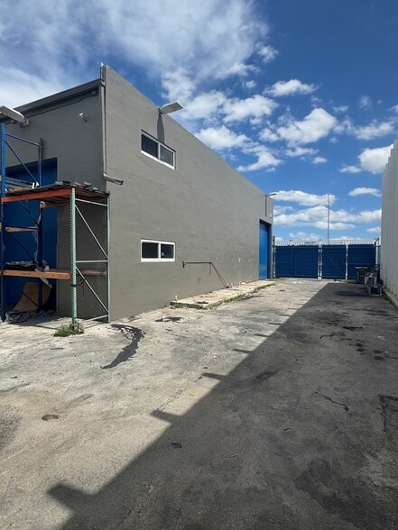 More Photos Of 5280 NW 77th Ct, Doral Warehouse For Lease