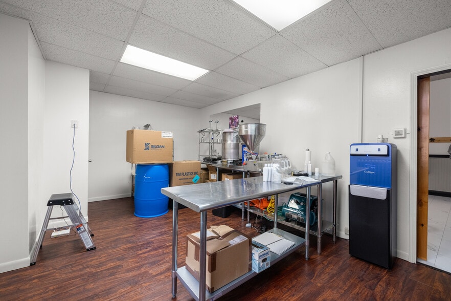 More Photos Of 17 2nd St E, Kalispell Storefront Retail Office For Sale