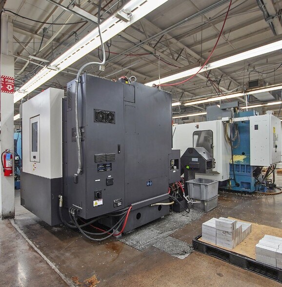 More Photos Of 2222 W Peoria Ave, Phoenix Manufacturing For Lease