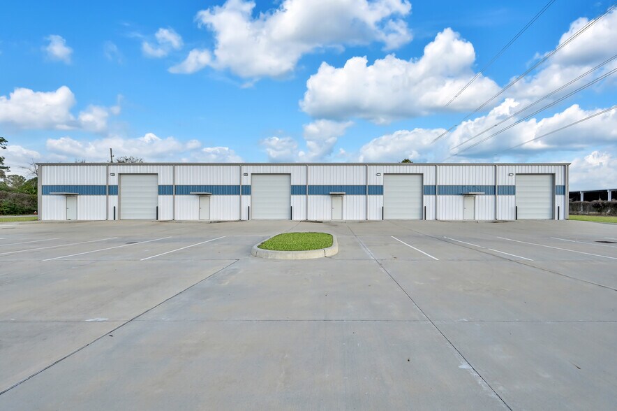 More Photos Of 535 S Persimmon St, Tomball Warehouse For Lease
