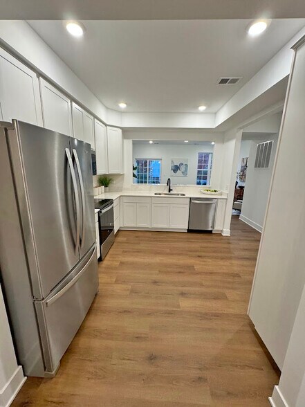 More Photos Of 502-558 Village Ln, Milford Specialty For Sale