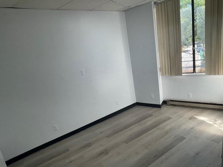 More Photos Of 17 Maple Dr, Great Neck Storefront Retail Office For Lease